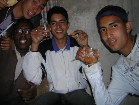 c moi au milieu et les amis a coté